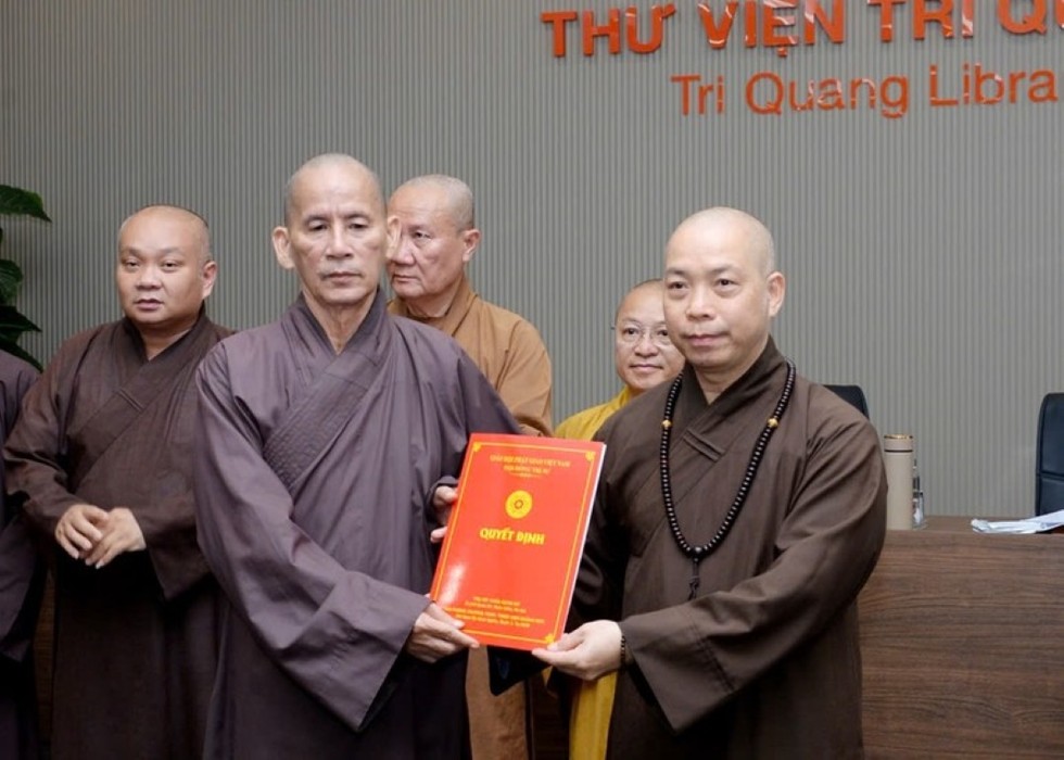 Hòa thượng Thích Thiện Thống, Phó Chủ tịch HĐTS trao quyết định đến Thượng tọa Quang Thạnh.