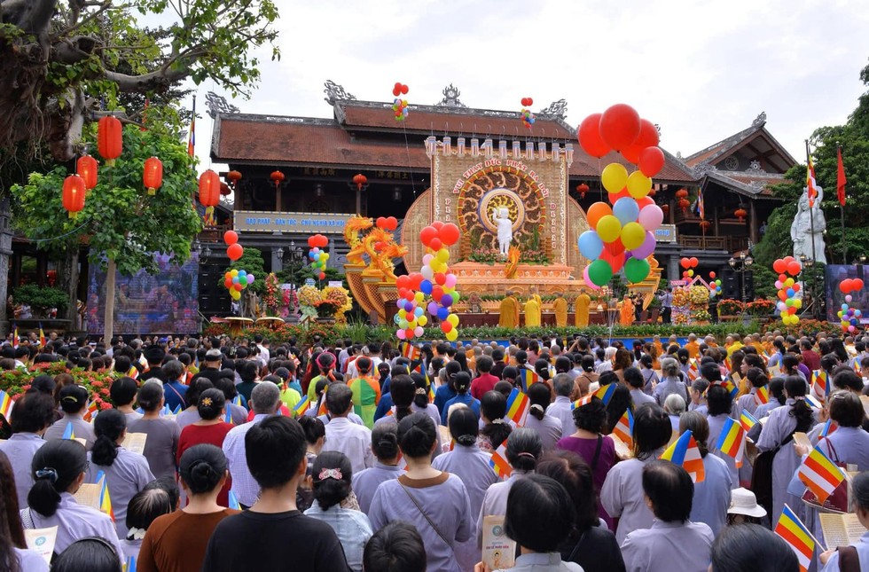 Phật tử TP.Buôn Ma Thuột kính mừng Phật đản.