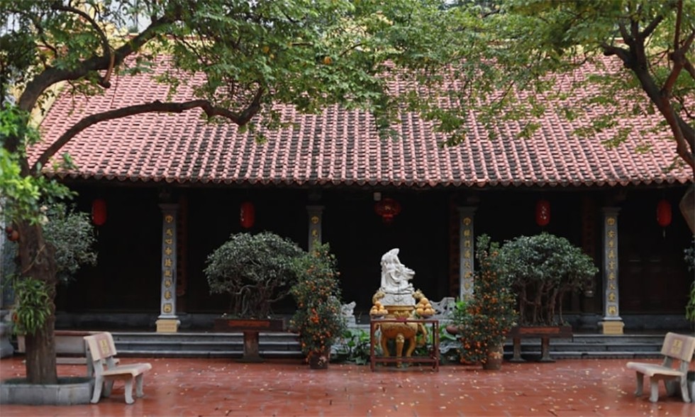 Từ cổng chính bước vào sân lớn là nhà thờ Mẫu và điện thờ Thánh Uy Linh Lang.