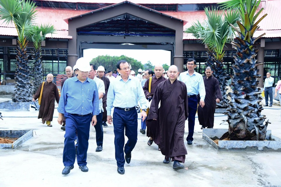 Bí thư Thành ủy Nguyễn Văn Nên thăm, đôn đốc công tác chuẩn bị Đại lễ Vesak 2025 do Việt Nam tổ chức - Ảnh: Quang Tròn