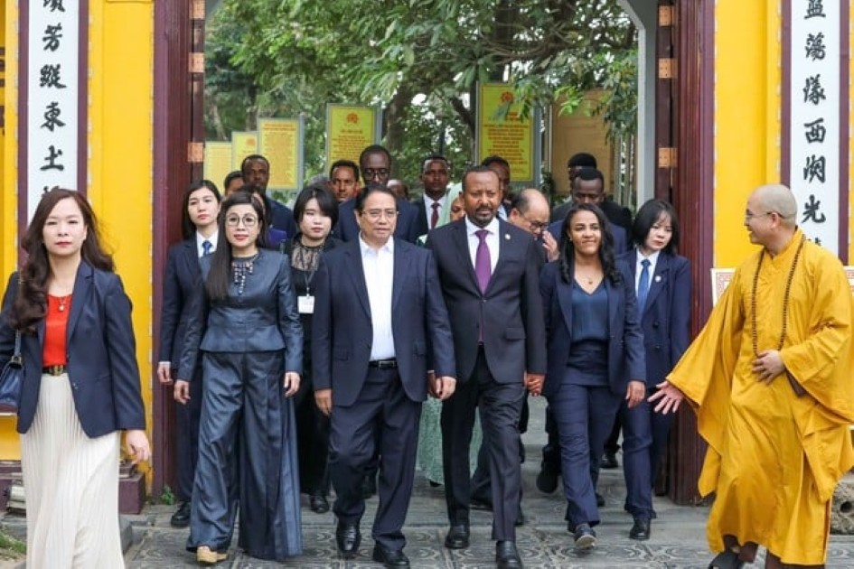 Hai Thủ tướng và hai Phu nhân thăm chùa Trấn Quốc. Ảnh: Nguyễn Khánh