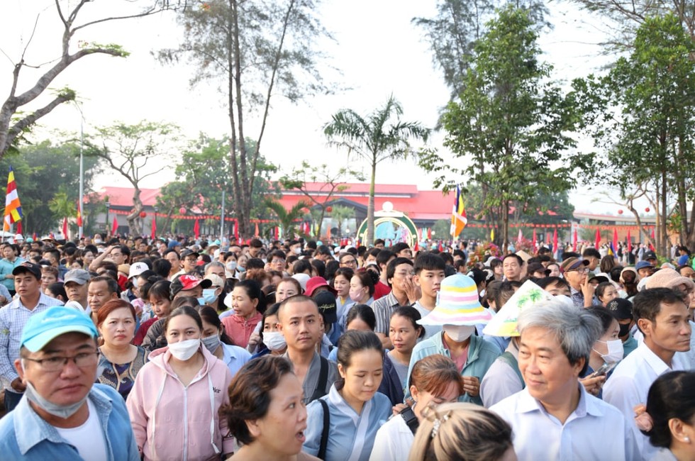 Người dân kiên nhẫn đứng xếp hàng chờ đến lượt để thành tâm chiêm bái Xá lợi Đức Phật.