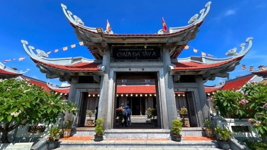 Chùa Đá Tây A lặng lẽ tựa đóa sen bung nở nơi đảo xa