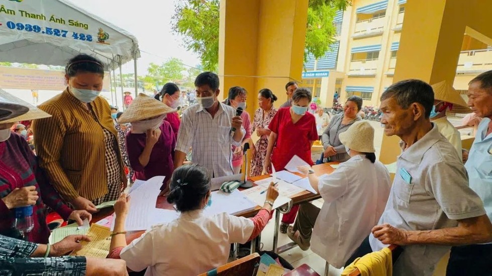 Hội Từ thiện chùa Tường Nguyên khám bệnh, phát thuốc và nấu ăn miễn phí cho bà con nghèo