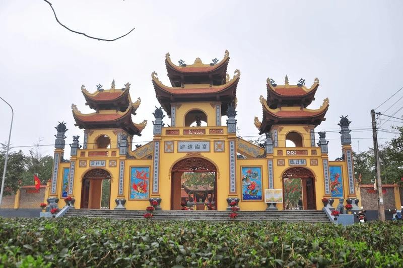 Cổng tam quan chùa Phú Lâm. 