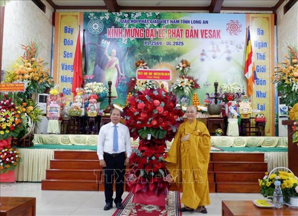 Đại diện Ban Trị sự Giáo hội Phật Giáo Việt Nam tỉnh Hậu Giang nhận lẵng hoa chúc mừng Đại lễ Phật đản. Ảnh: TTXVN