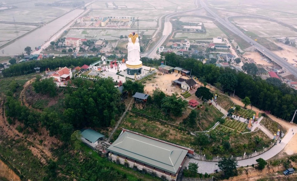 Toàn cảnh chùa Cao trên đỉnh Mã Lim.