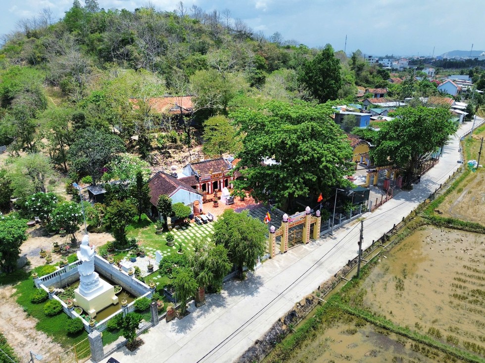 Chùa Thiên Tứ còn gọi là Sắc Tứ Cổ Tích Thiên Tứ, tọa lạc trên một vùng đất rộng hơn 3.000 m², dưới chân núi Đất thuộc TX.Ninh Hòa, tỉnh Khánh Hòa