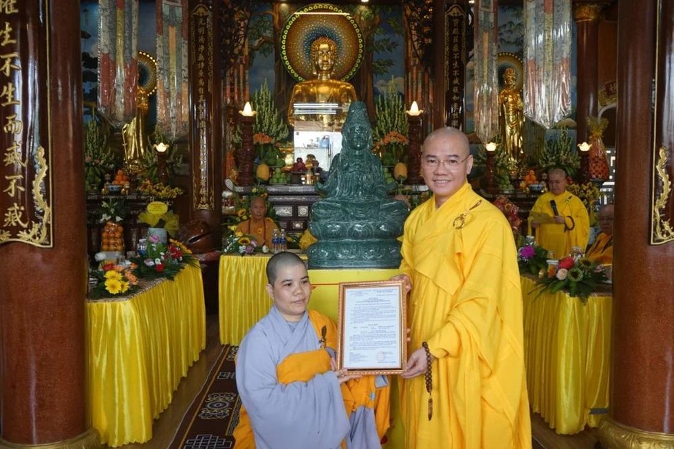Sư cô Thanh Quế đón nhận quyết định bổ nhiệm trụ trì.