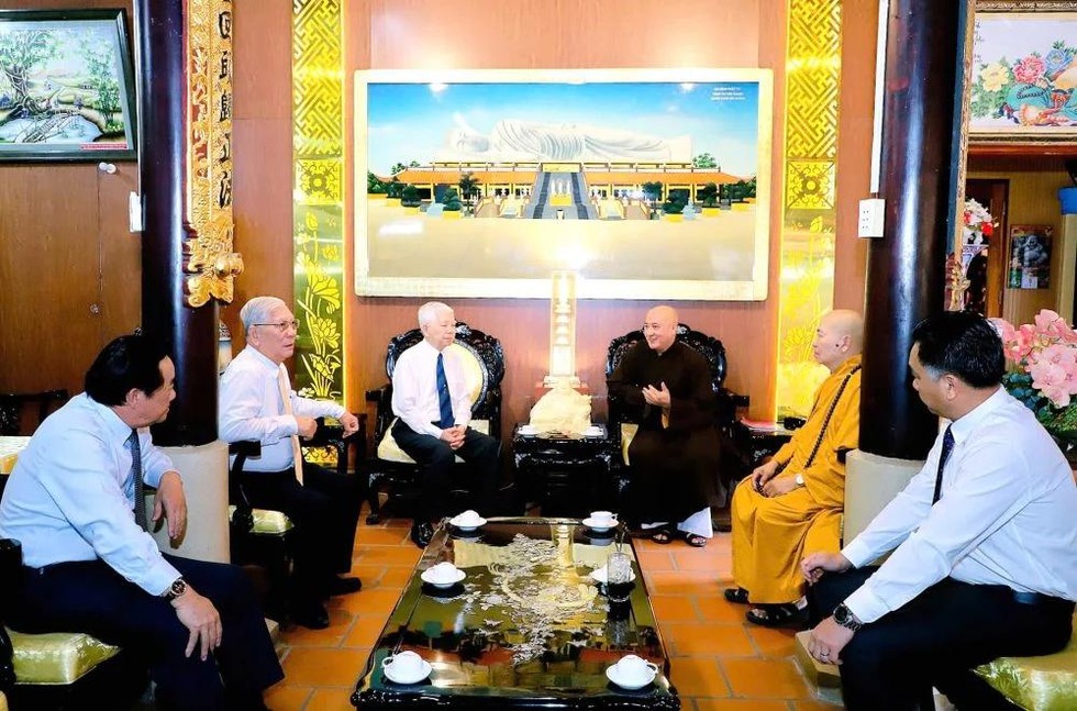 Hòa thượng Thích Huệ Thông - Phó Chủ tịch HĐTS, Trưởng BTS Phật giáo tỉnh Bình Dương đón tiếp Nguyên Chủ tịch nước và phái đoàn.