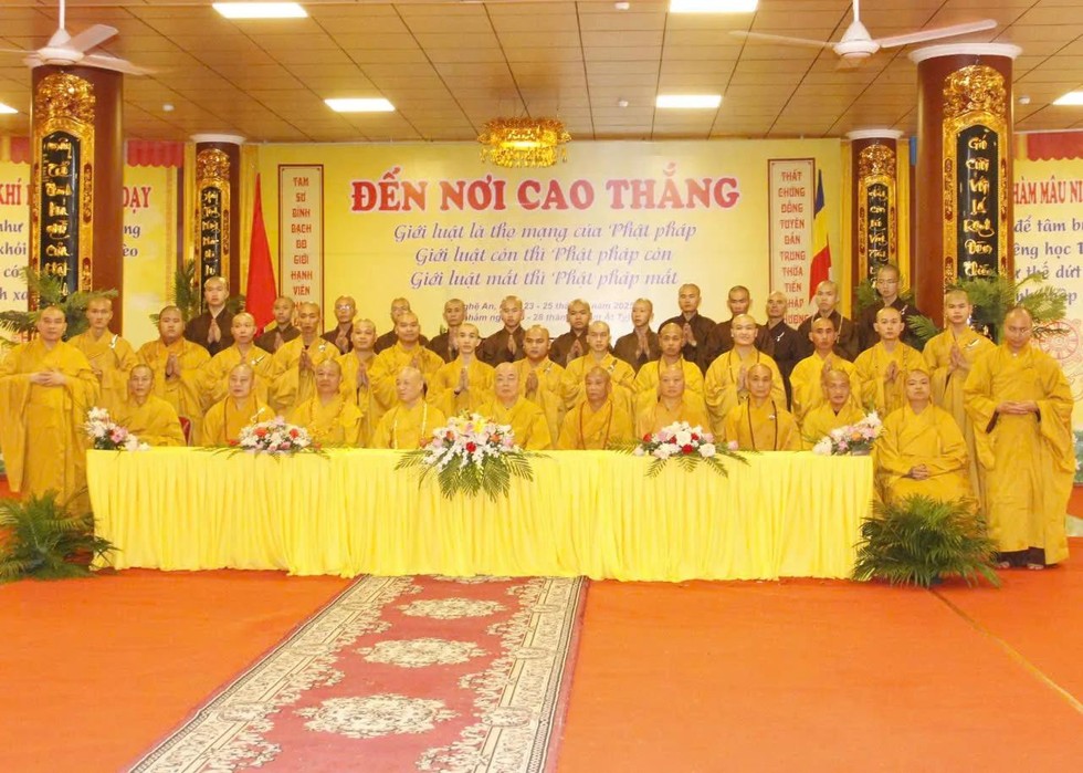 Các vị tân Tỳ-khưu, Sa-di chụp ảnh lưu niệm cùng Hội đồng Giới sư và Ban tổ chức.