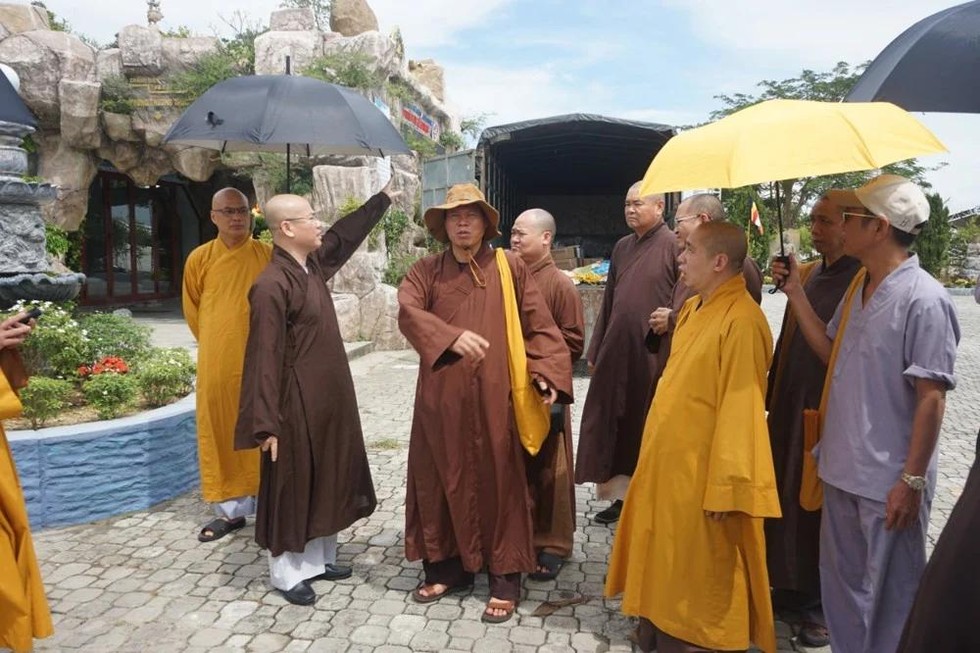 Thượng tọa Thích Thông Đạo báo cáo công tác tổ chức cung rước, tôn trí Xá lợi Phật.