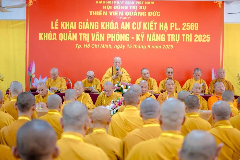 Trưởng lão HT.Thích Thiện Nhơn giáo giới.