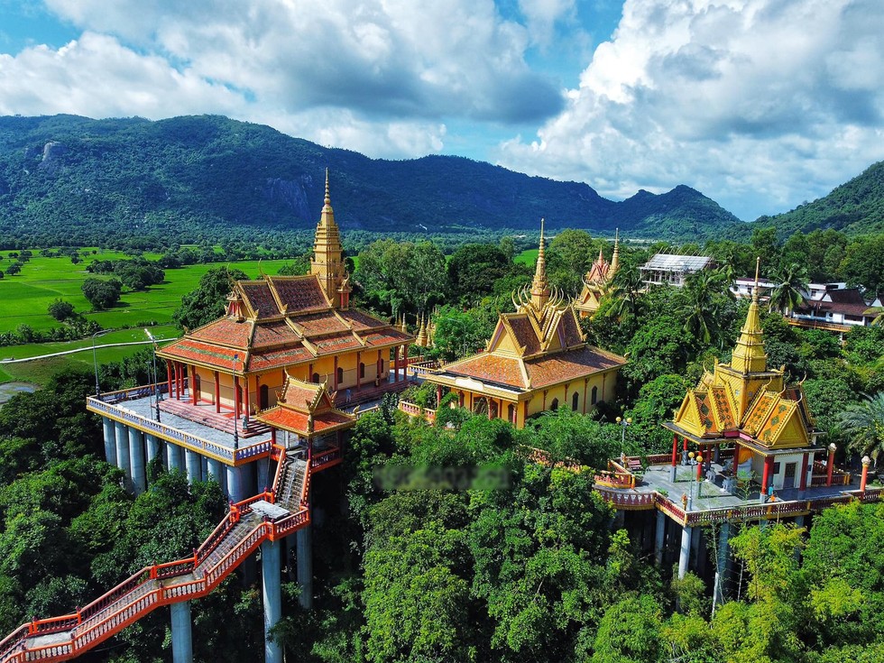 Nếu ghé thăm chùa Tà Pạ vào mùa nước nổi, du khách như chìm đắm vào vẻ đẹp của đồng nước mênh mông, xa xa là những vườn thốt nốt xanh mướt tươi tốt.