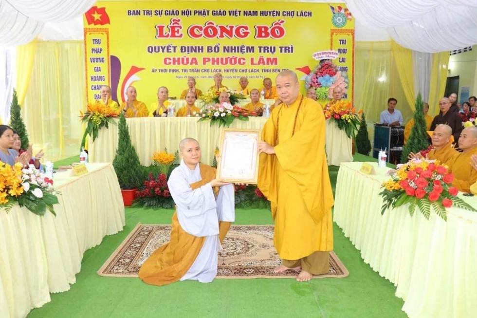 Sư cô Long Thiền nhận quyết định.