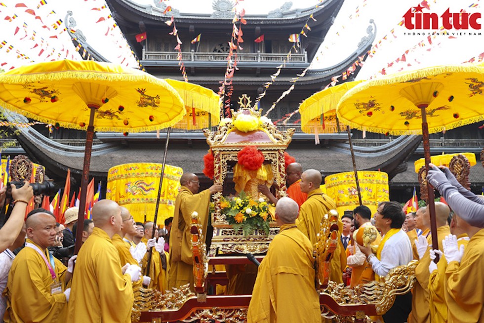 Hàng ngàn người dân, phật tử tham dự lễ cung rước Xá lợi Phật Thích Ca Mâu Ni về chùa Tam Chúc, sáng 17/5/2025.