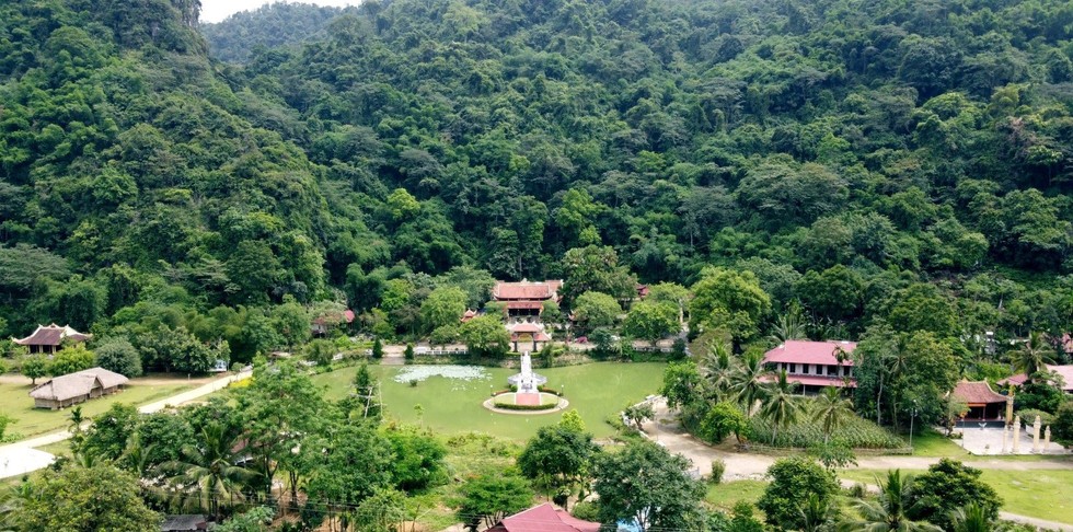 Toàn cảnh khu danh thắng Bàn Bù.Cổng Thiền tự Trúc Lâm Bàn Bù.