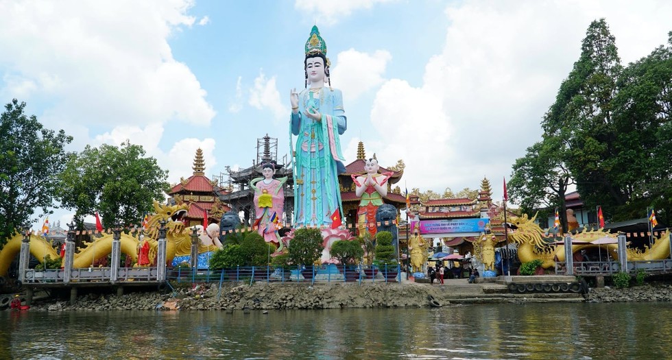 Ngôi chùa nằm giữa sông ở TP.HCM