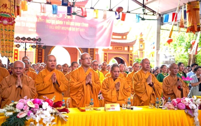 Chư tôn đức chào Quốc kỳ - Đạo kỳ