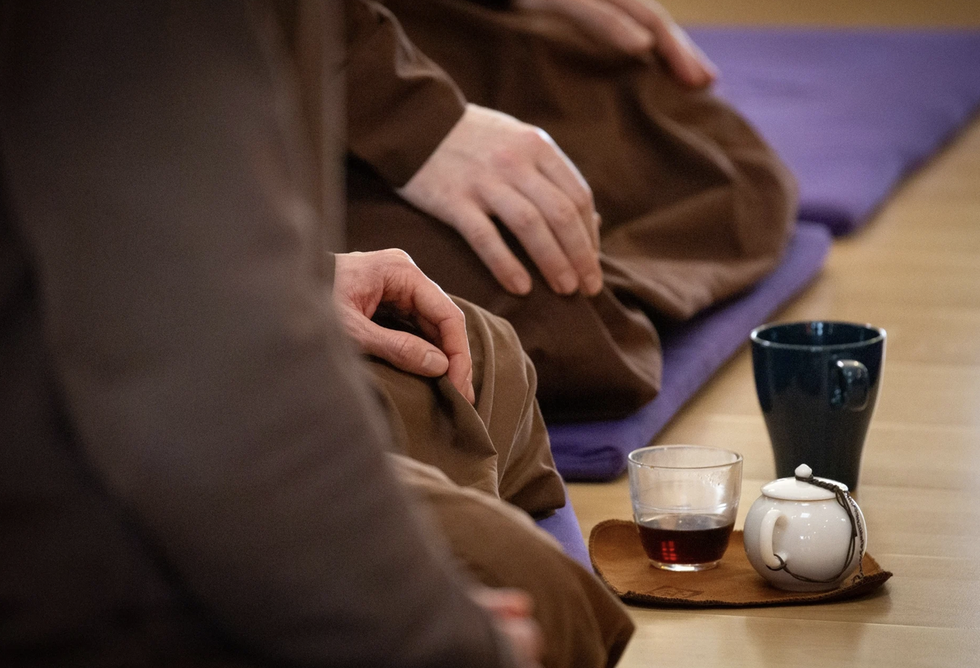 Đức Phật không dạy chúng ta buông mặc mà dạy buông bỏ chấp trước