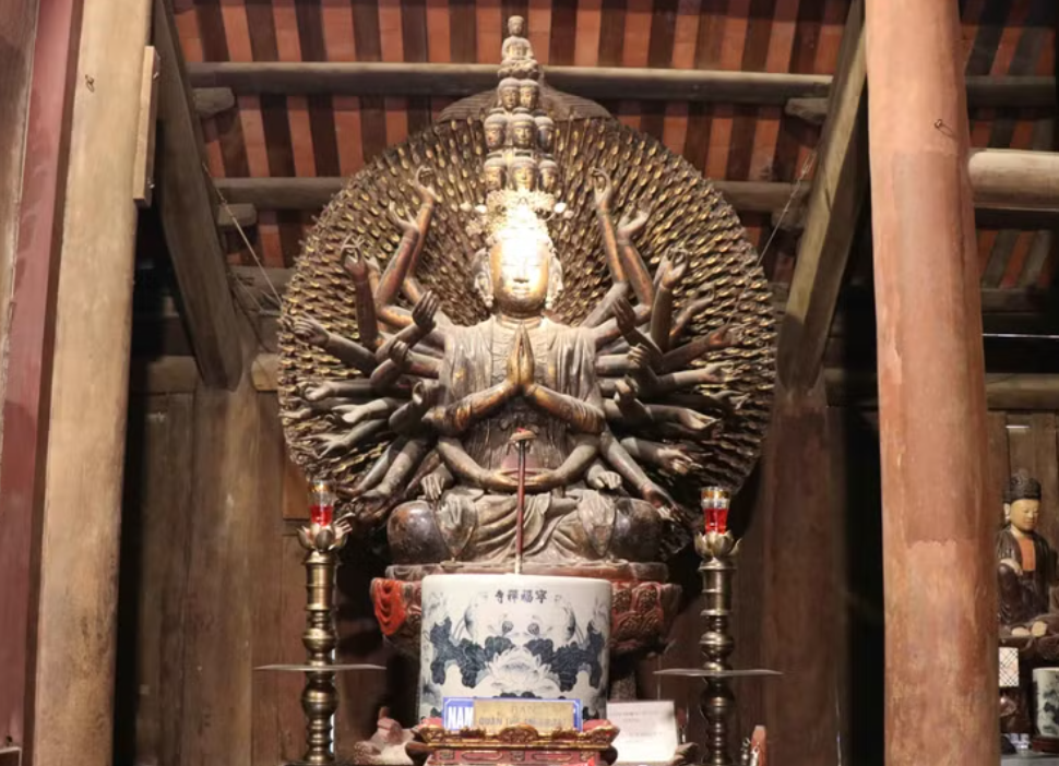 Tượng Phật bà Quan Âm nghìn mắt nghìn tay - Bảo vật quốc gia, là một kiệt tác về nghệ thuật điêu khắc truyền thống.