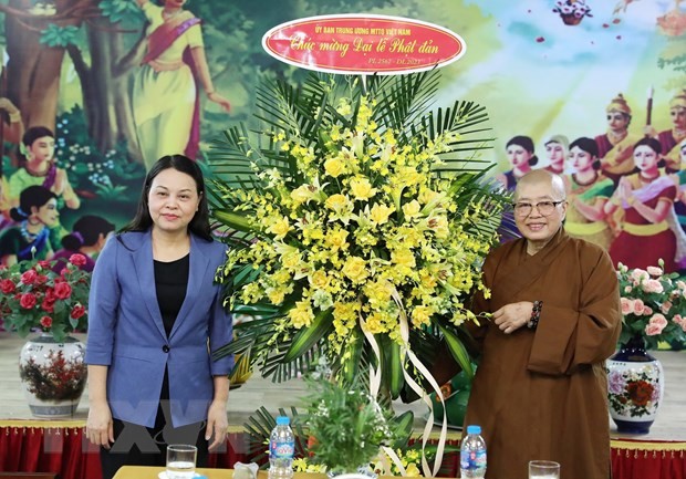 Phó Chủ tịch-Tổng Thư ký Ủy ban Trung ương Mặt trận Tổ quốc Việt Nam Nguyễn Thị Thu Hà chúc mừng Ni trưởng Thích Đàm Lan. Ảnh: Minh Đức/TTXVN.