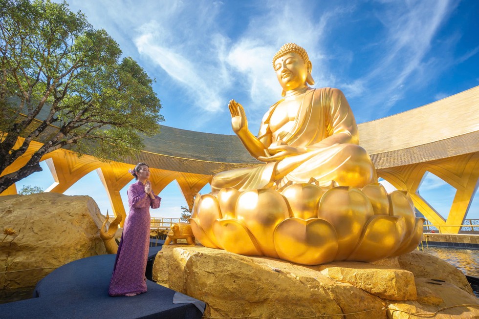 Chiêm ngắm vẻ đẹp của tôn tượng “Đức Phật đến từ quá khứ” tại núi Bà Đen