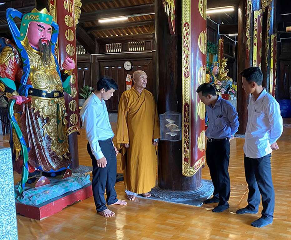 Cây nấm mọc ngay chính điện được rào lại khiến một số người hiếu kỳ