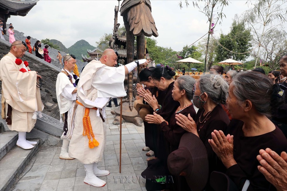 Thượng tọa Sekiguchi - Chùa Keifukuji Trưởng phái đoàn Nhật Bản, Hội Phật giáo Saitama và các hành giả Shugendo cử hành nghi thức cầu bình an cho các phật tử. Ảnh: Đại Nghĩa/TTXVN