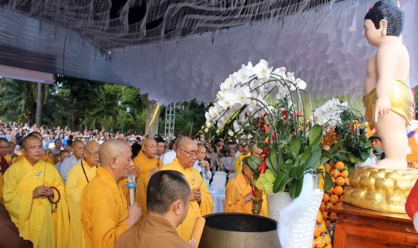 Nghi thức cúng Phật thắp sáng 7 đóa hoa sen.